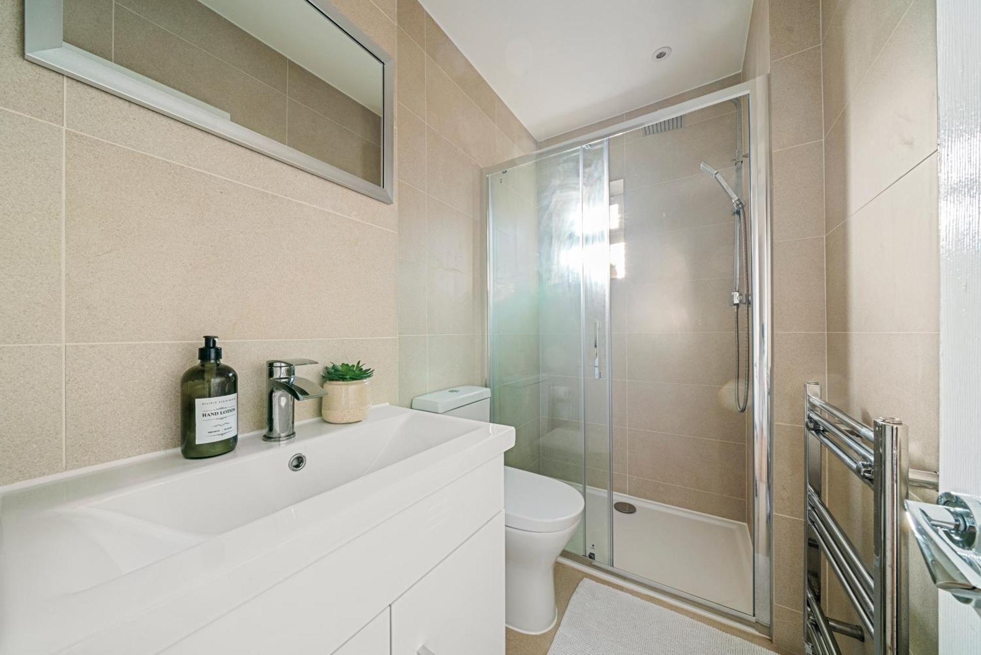 2 Bed Luxury Parking And Garden - Close To Heathrow Appartamento *