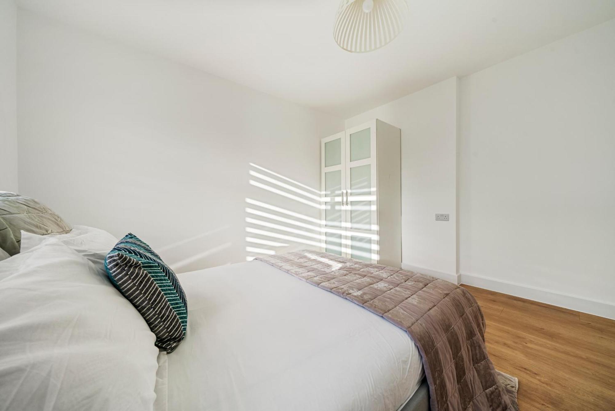 2 Bed Luxury Parking And Garden - Close To Heathrow